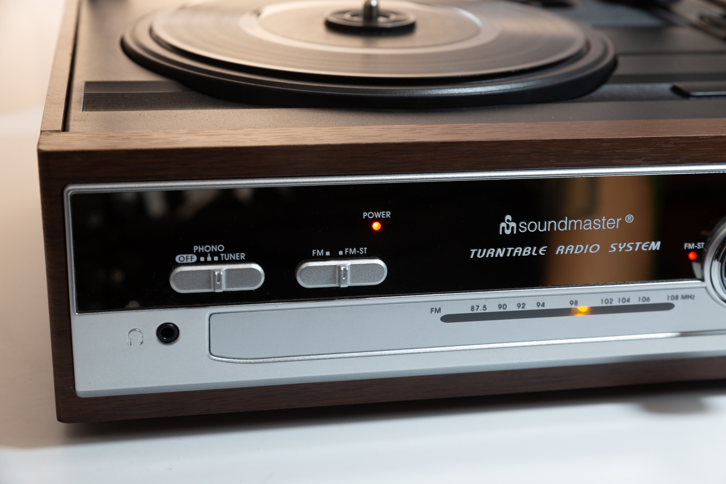 Plattenspieler mit UKW Stereoradio, eingebaute Lautsprecher