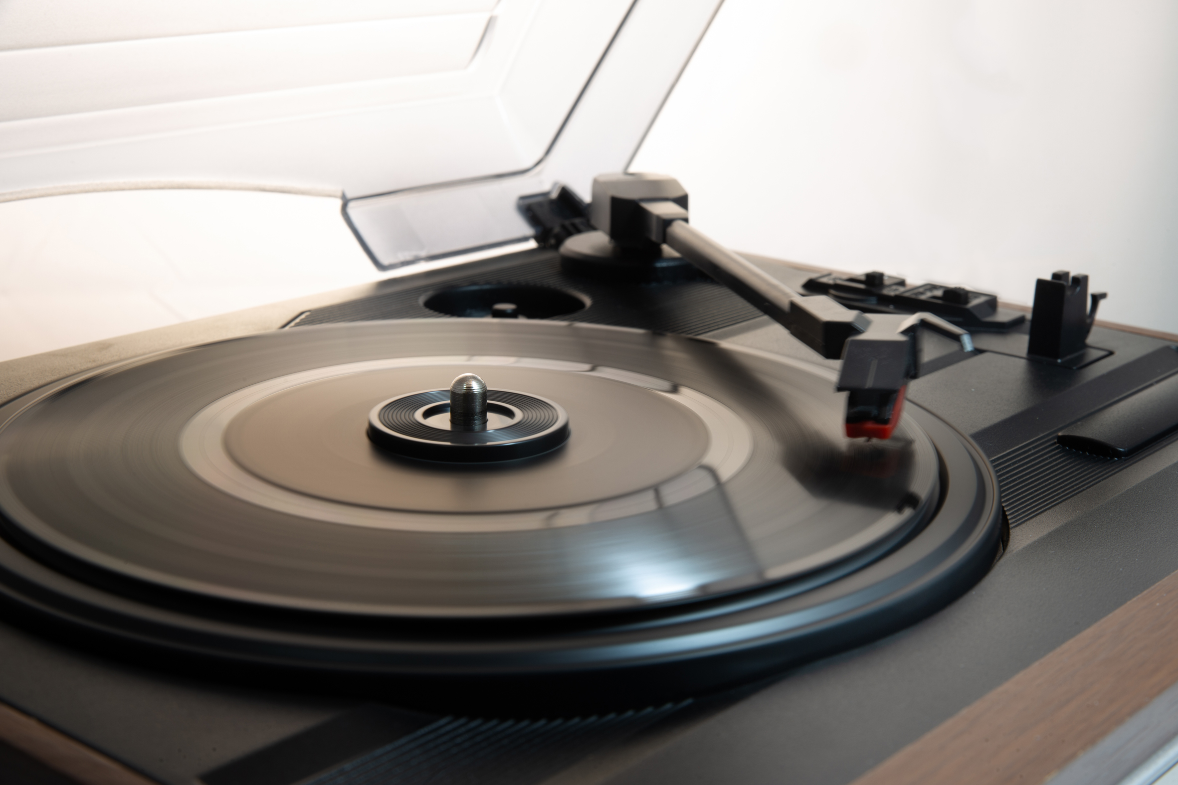 Plattenspieler mit UKW Stereoradio, eingebaute Lautsprecher