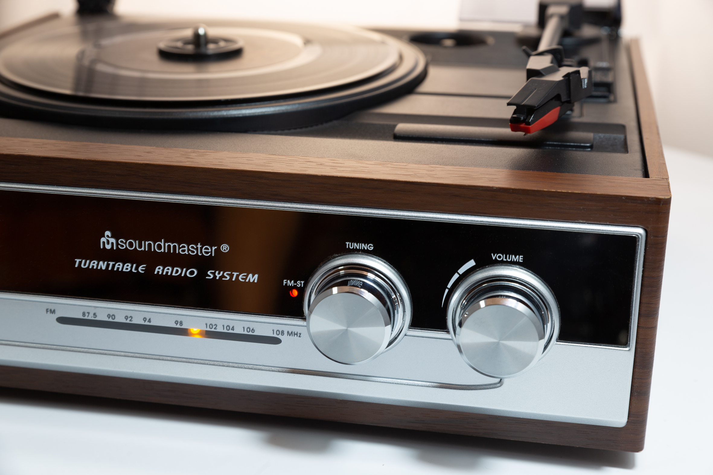 Plattenspieler mit UKW Stereoradio, eingebaute Lautsprecher