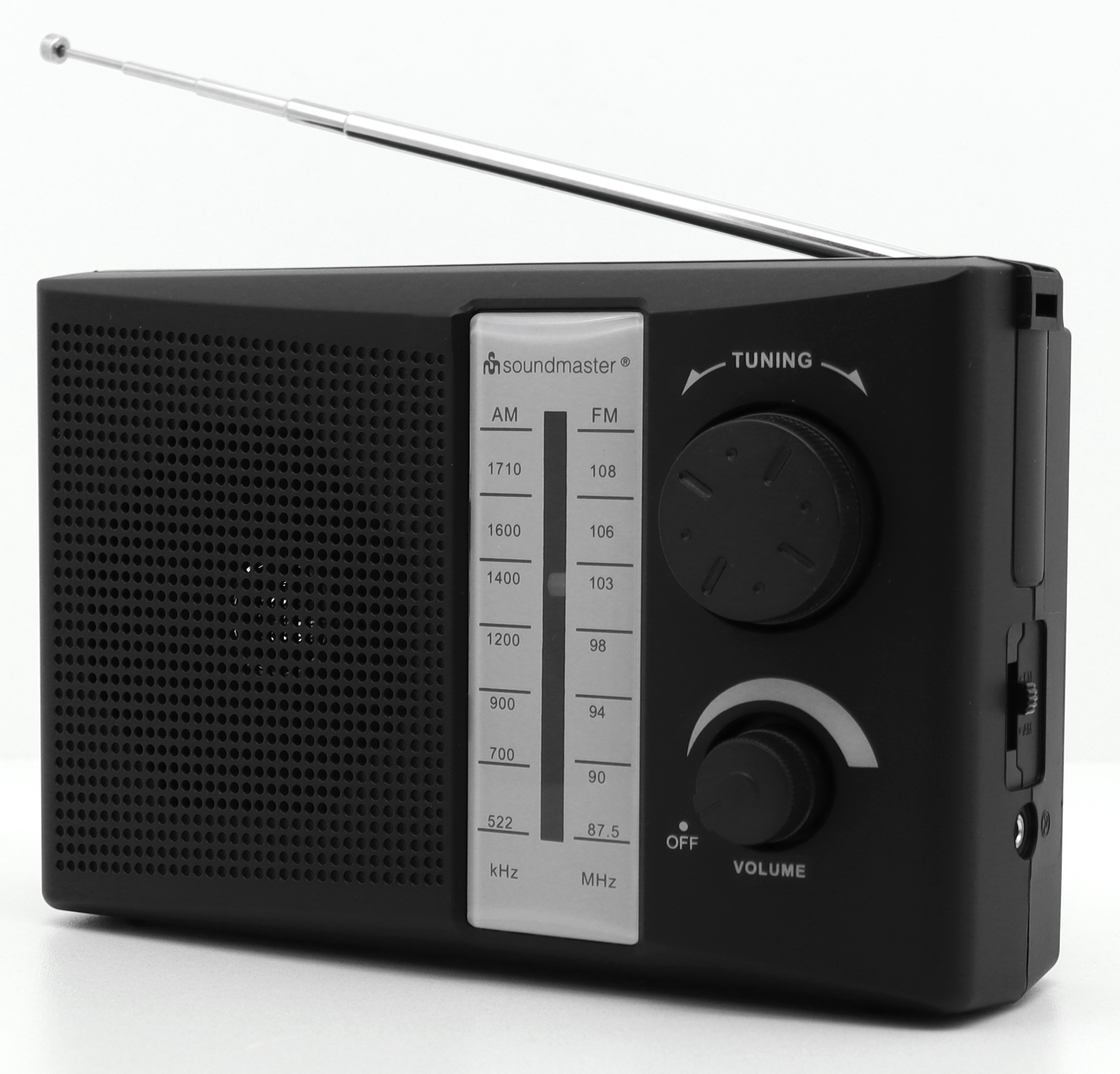FM/AM portable radio for AC/DC operation