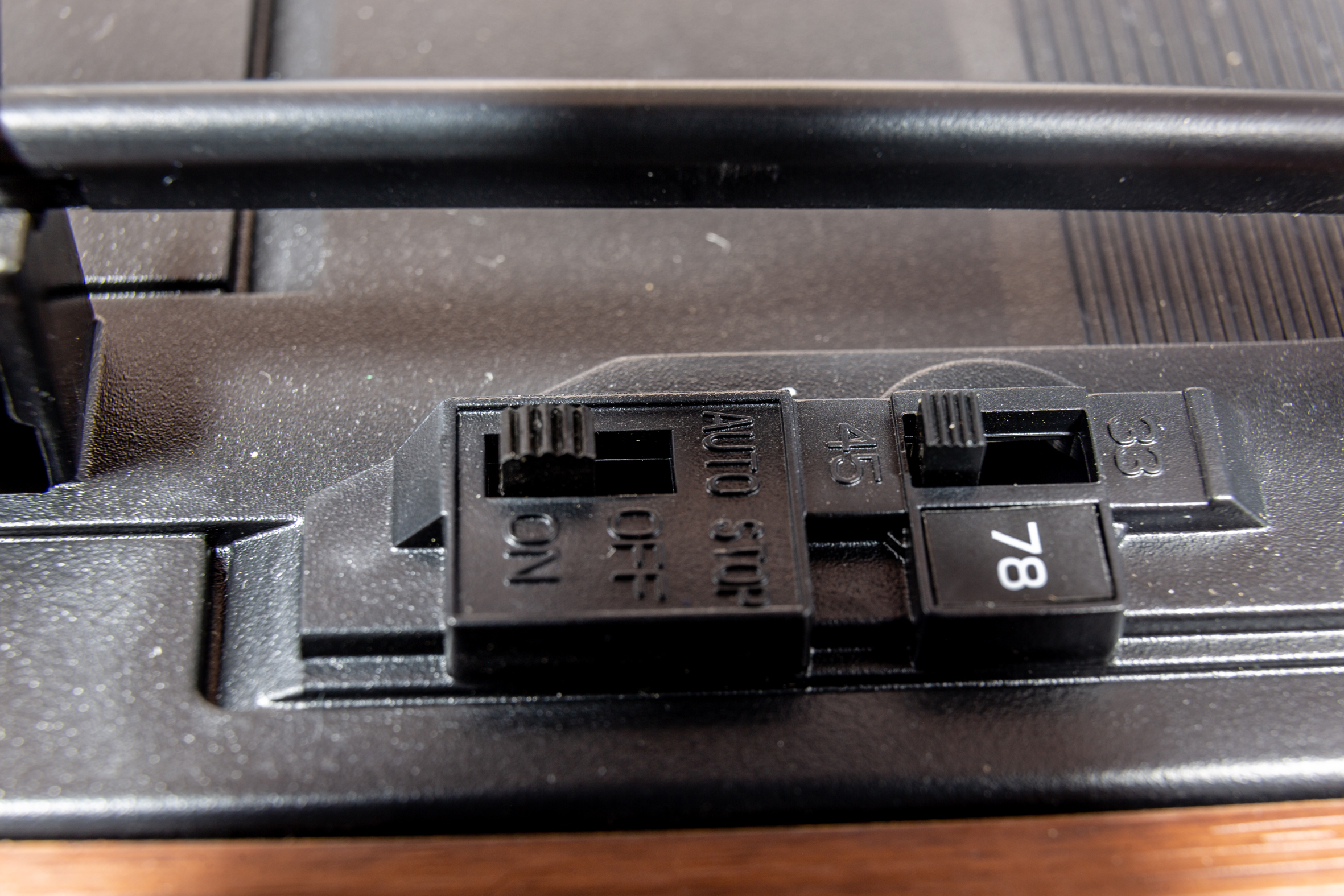 Plattenspieler mit UKW Stereoradio, eingebaute Lautsprecher